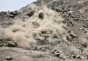 لحظه هولناک ریزش کوه در جاده هراز + فیلم و علت حادثه