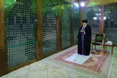 گزارش تصویری | حضور حضرت آیت‌الله خامنه‌ای در حرم مطهر حضرت امام‌خمینی (ره) در آستانه دهه فجر (۱۱ بهمن ۱۴۰۴)