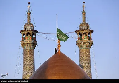 آیین تعویض پرچم گنبد حرم حضرت معصومه(س) و امام رضا (ع) به مناسبت آغاز دهه کرامت