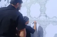 استقبال زائران و مجاوران از نقاشی «نقطه‌زنی» در عرصه میدان شهدای مشهد+ فیلم