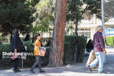 مادران انتظار | عکس‌هایی از مادران کنکوری‌ها پشت درهای بسته