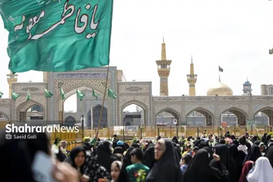 گزارش تصویری | آیین گلباران حرم امام‌رضا(ع) در نخستین روز دهه کرامت ۱۴۰۴