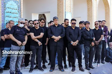 عکس‌هایی از تشییع پیکر پدر خداداد عزیزی در مشهد