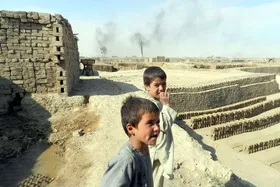 گزارش آسوشیتدپرس از وضعیت نامناسب کودکان افغانستان در کوره&zwnj;های خشت پزی