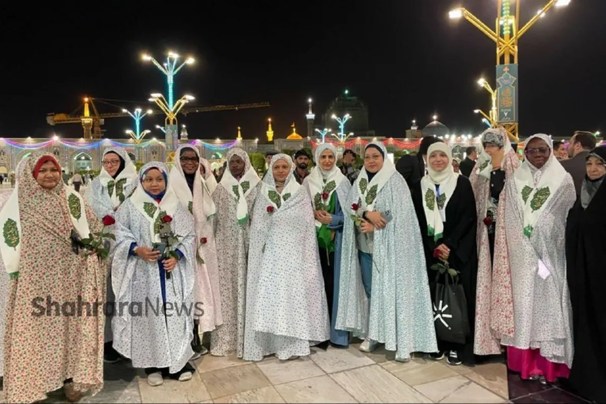 تشرف بانوان مهمان جشنواره «رسانه خورشید» به حرم مطهر رضوی + ویدیو