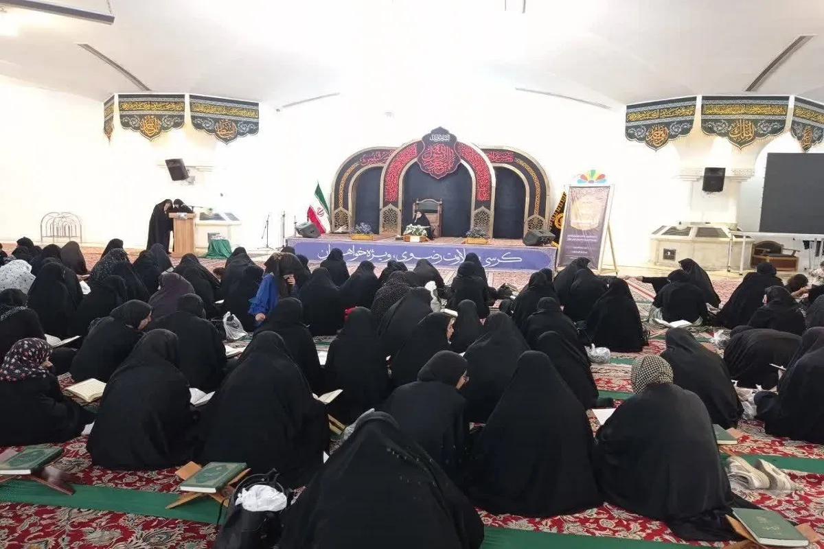 عرض ارادت بانوان رضوی به محضر امام رضا(ع) با برپایی محفل قرآنی