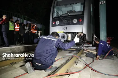 مانور اضطراری خارج شدن قطار شهری از ریل در مشهد