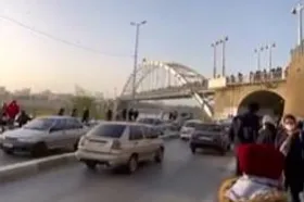 اقدام ترسناک دو جوان اهوازی روی پل + فیلم