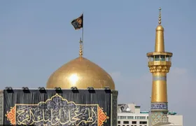 نصب کتیبه&zwnj;های مناسبتی مشکی در حرم رضوی در عزای شهدای نوار غزه