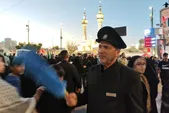 وقتی سقایت خادمان امام رضا(ع) با یاد عطش کربلا گره خورد | خدمت بی‌منت خادمان رضوی به زائران مراسم تشییع رهبر شهید + فیلم