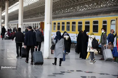 ورود مسافران نوروزی به مشهد از راه آهن