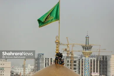تعویض پرچم گنبد و پوش ضریح امام رضا(ع)