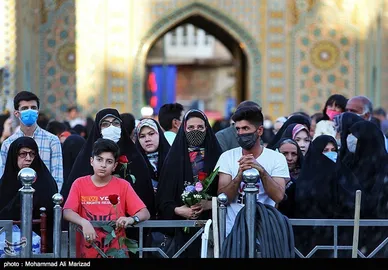 آیین تعویض پرچم گنبد حرم حضرت معصومه(س) و امام رضا (ع) به مناسبت آغاز دهه کرامت