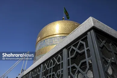 گزارش تصویری | تعویض پرچم گنبد حرم مطهر رضوی در صبح ولادت امام رضا (ع)