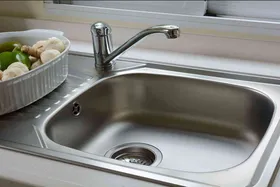 چگونه سینک آشپزخانه را بدون مواد شوینده شیمیایی تمیز و درخشان کنیم؟