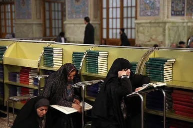 جزء خوانی قرآن در حرم امام رضا (ع)