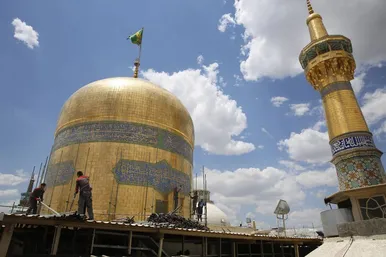 عکس‌هایی از عملیات تنظیف گنبد منور حرم مطهر امام‌رضا(ع)