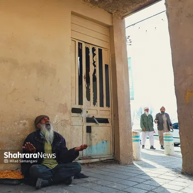 نشسته‌ام به در نگاه می‌کنم