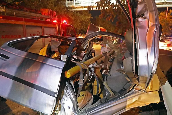 امدادرسانی آتش‌نشانان به ۳ خانم مجروح و محبوس در سانحه شدید رانندگی بولوار وکیل‌آباد مشهد + تصاویر