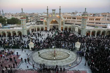 آیین تعویض پرچم گنبد حرم حضرت معصومه(س)