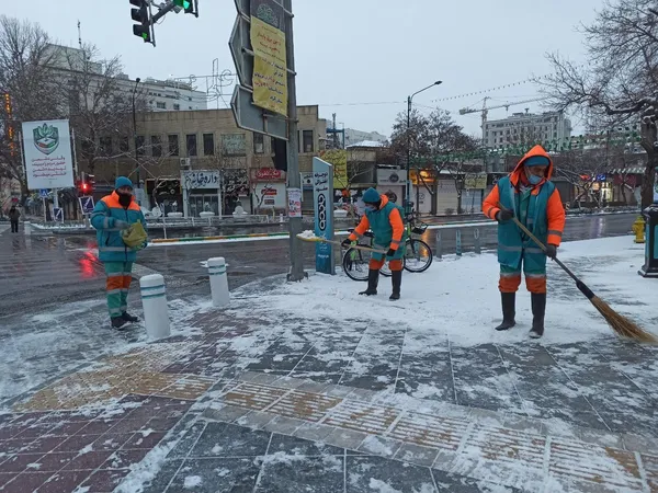 دست‌مریزاد و خداقوت به پاکبانان شهر مشهد | تلاش‌های بی‌وقفه در دمای زیر صفر درجه همچنان ادامه دارد + تصاویر