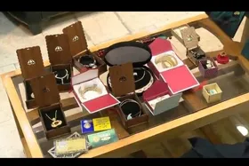 بخشیدن ۲۳۰ گرم طلای بانوی آبادانی به جبهه مقاومت
