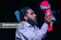 روایتی از عشق، قند و خاطره | نگاهی به نمایش «خلیفه» در پردیس تئاتر مستقل مشهد