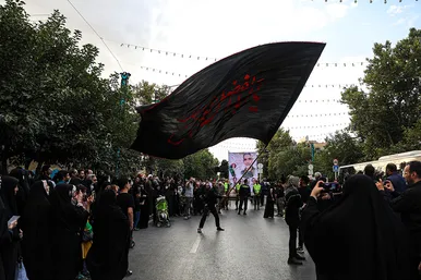 تشییع پیکر مطهر 5 شهید مدافع حرم در مشهد