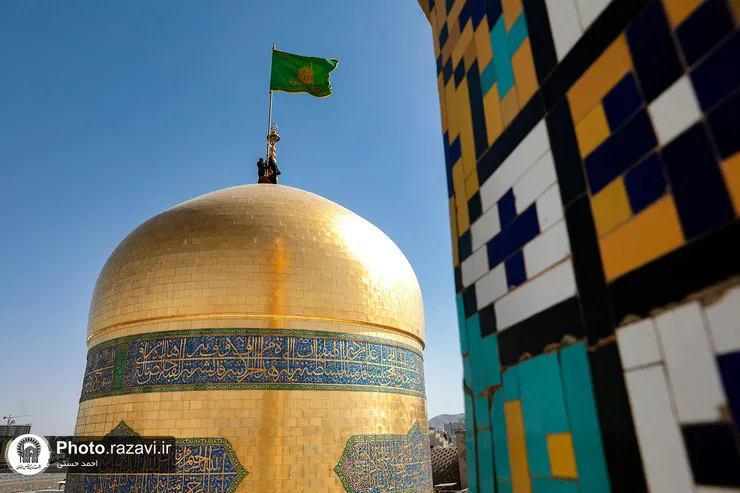 آیین تعویض پرچم گنبد حرم حضرت معصومه(س) و امام رضا (ع) به مناسبت آغاز دهه کرامت
