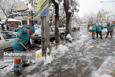 گزارش تصویری | خدمات‌دهی نیروهای شهرداری مشهد در روزهای برفی