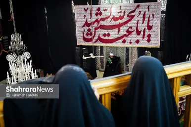 کودکان در حال تماشا و گوش دادن به سخنرانی هستند