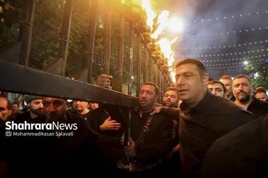آیین مشعل‌گردانی از سنت‌های دیرپای نجفی‌های مقیم مشهد به شمار می‌رود.