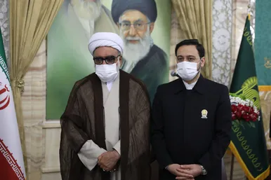 عکس‌هایی از شهید مالک رحمتی در حرم امام‌رضا(ع)