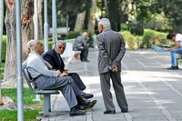 بازنشستگان تامین اجتماعی همچنان منتظر تعیین تکلیف افزایش حقوق خود هستند (۵ اردیبهشت ۱۴۰۳)