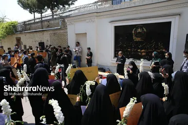 تجمع دانش‌آموزان مشهدی مقابل کنسولگری افغانستان در مشهد
