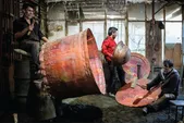 گفت وگو با هنرمندان مسگر در مشهد | صدای چکش در غبار کارگاه های فراموش شده