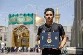 مدال طلای کشتی‌گیر قهرمان جهان به موزه حرم مطهر رضوی اهدا شد