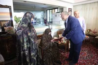 شهردار مشهد در دیدار با خانواده شهید شمقدری: پاسداشت شهدا یک مسئولیت اجتماعی است | فرهنگ ایثار و شهدات نماد هویتی مشهد است