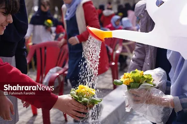 کاشت گل‌های بهاری توسط دانش آموزان در مشهد