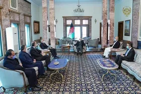 توسعه همکاری&zwnj;های مشترک، محور دیدار غنی با نماینده ایران در امور افغانستان