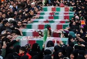 وداع زائران حرم مطهر رضوی با پیکر مطهر ۱۲ شهید گمنام در شب شهادت حضرت زهرا (س)