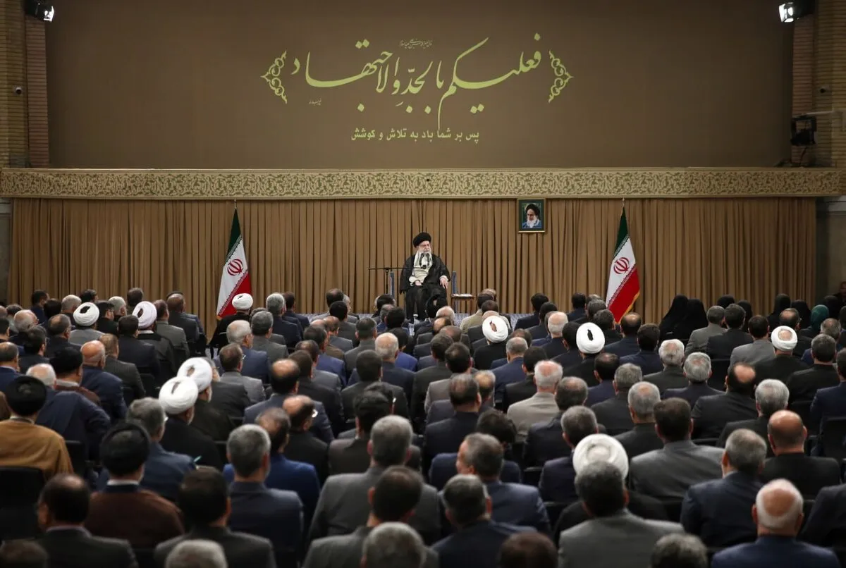 رهبر معظم انقلاب در دیدار رئیس و نمایندگان مجلس: موفقیت رئیس جمهور و دولت جدید موفقیت همه ما است + فیلم و عکس