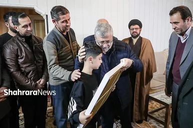 گزارش تصویری | دیدار شهردار مشهد با خانواده شهید غلامی از شهدای شهرداری در حمله اغتشاشگران