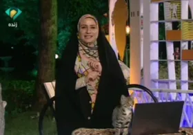 ترسیدن مجری از گربه وسط برنامه زنده + فیلم