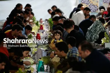 توزیع افطاری در باب الکاظم حرم مطهر امام رضا(ع)