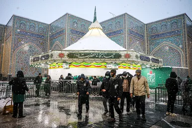 بارش برف در حرم مطهر رضوی