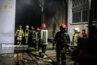 مهار حریق انبار کاغذ دیواری در مشهد