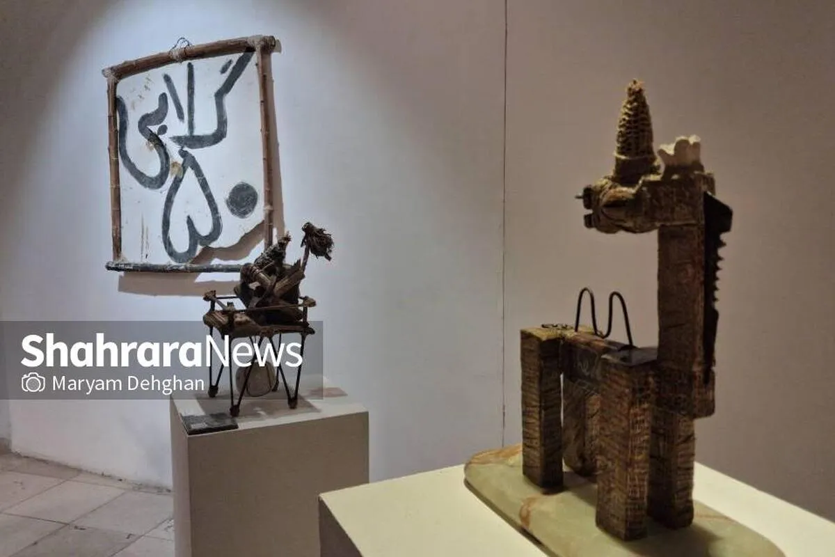 نگاه هنرمندانه به سنگ‌ها و اشیای ساده در نمایشگاه «گلابی ۵۰» نگارخانه آسمان مشهد+ فیلم