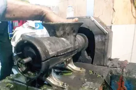 قطع انگشتان دست آشپز مشهدی با چرخ گوشت