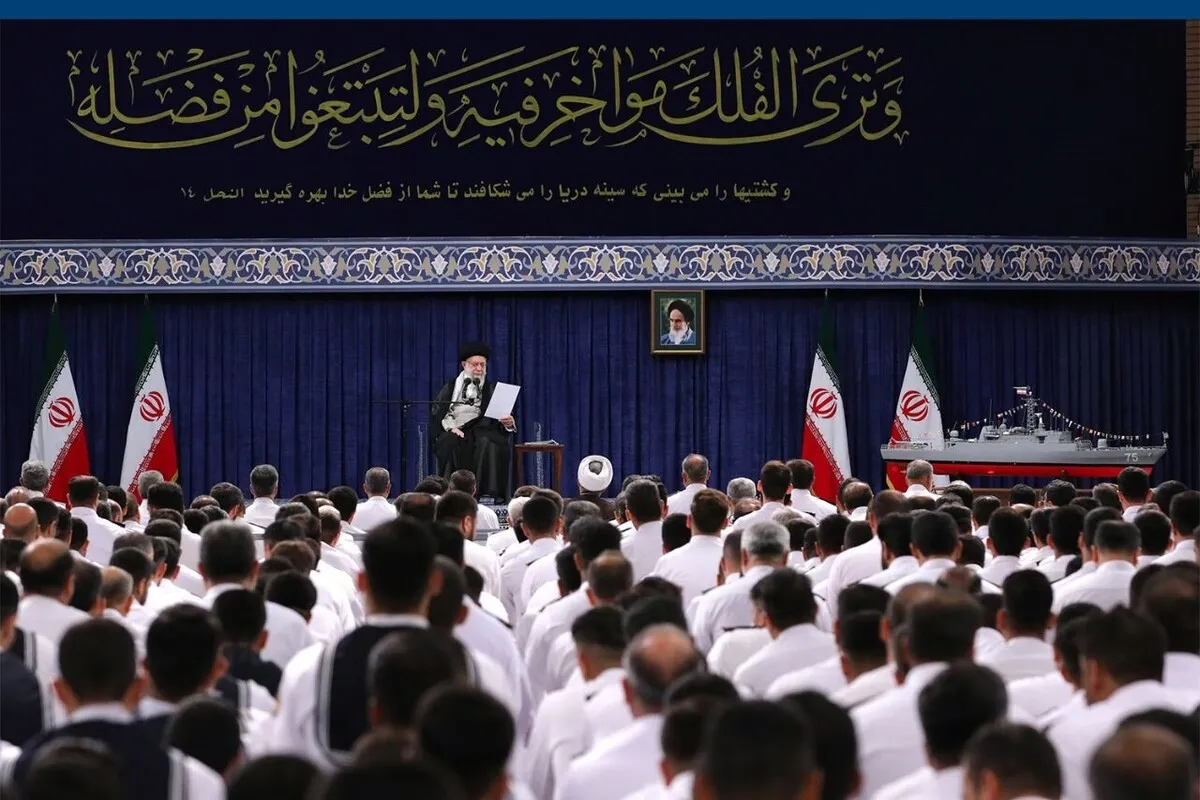 رهبر معظم انقلاب اسلامی در دیدار با کارکنان و خانواده‌های ناوگروه ۸۶ ارتش جمهوری اسلامی: کار شما یک افتخار بزرگ بود + فیلم